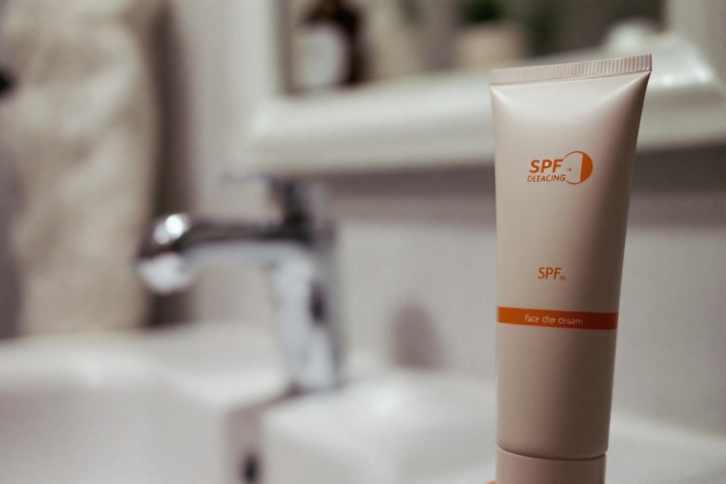 Une crème hydratante pour visage de jour contient-elle un SPF ?