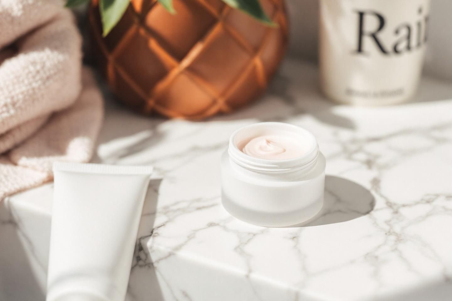 Peut-on utiliser une crème hydratante pour visage de jour à la place d'une crème de nuit ?
