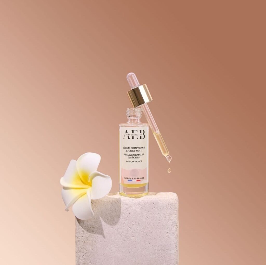 sérum à base d'huile végétale naturelle avec une fleur de tiaré