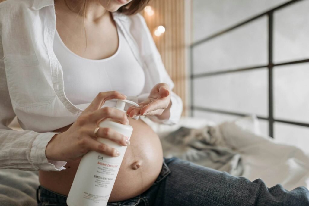 Femme enceinte utilisant un produit cosmétique